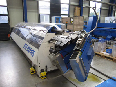 Eine große CNC-Maschine für Metallverarbeitung mit der Aufschrift "DIA NAVACOS" in einer Produktionshalle.